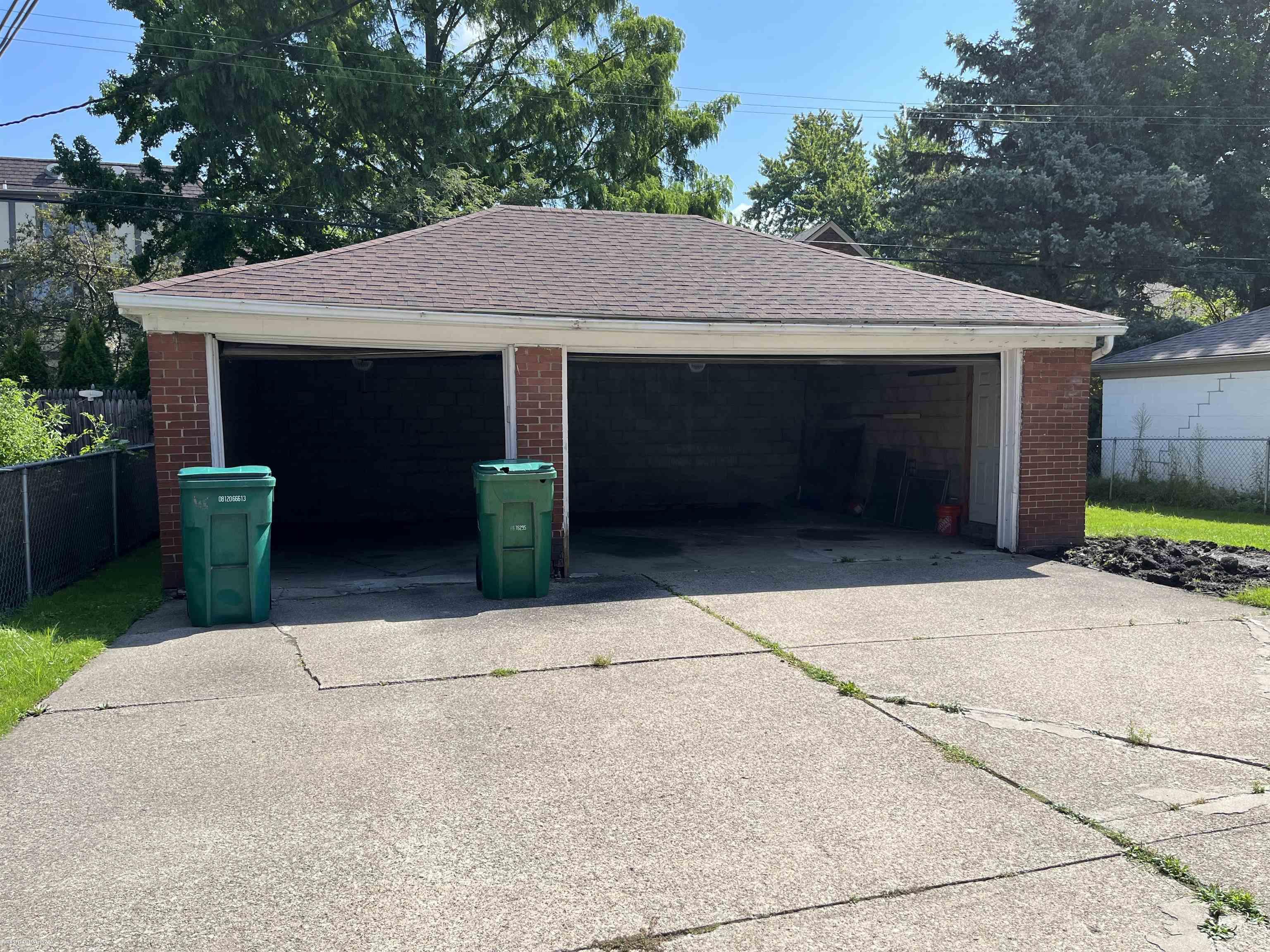772 Harcourt Road Grosse Pointe, MI 48230 - Photo 3 of 27 3 car shared garage