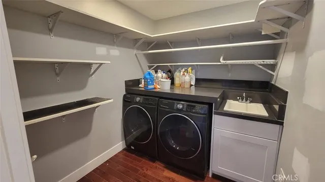 a view of a back yard