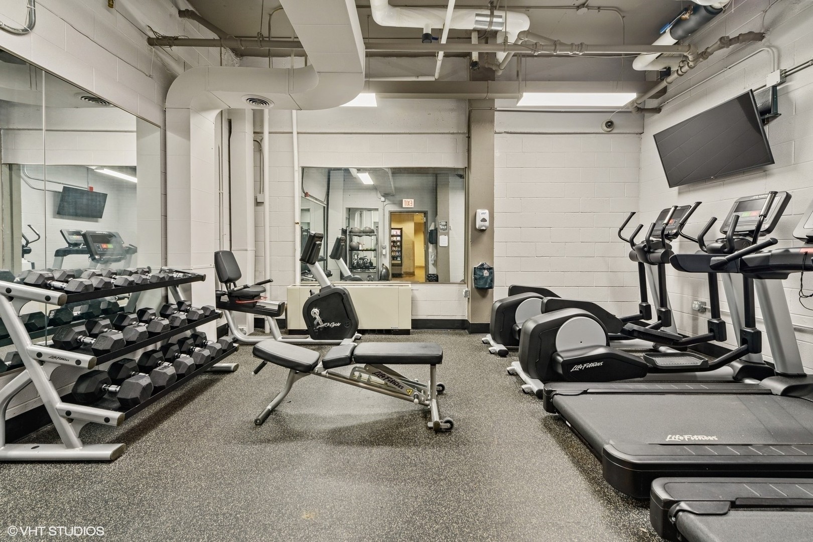 1850 North Clark Street, Unit 503 Chicago, IL 60614 - Photo 20 of 24 a room with gym equipment