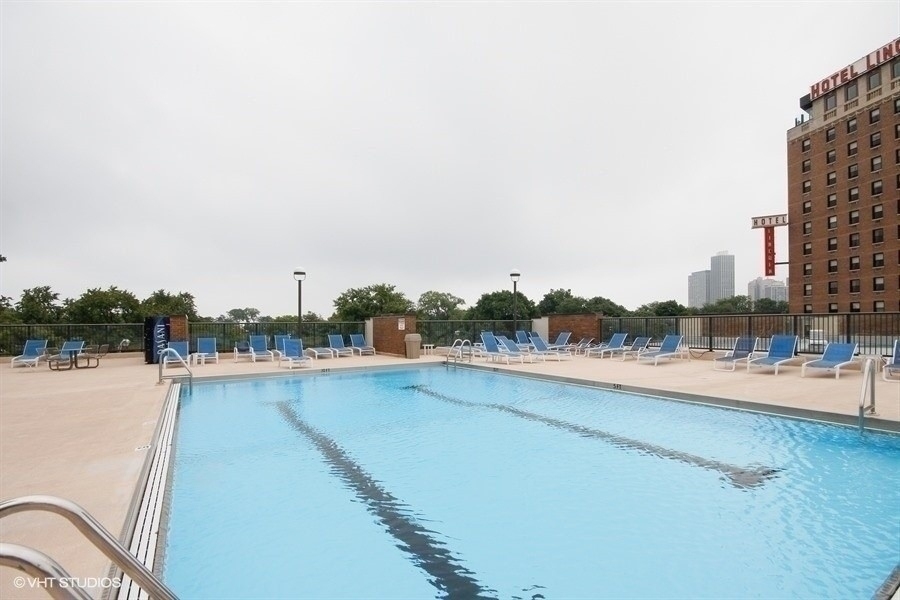 1850 North Clark Street, Unit 503 Chicago, IL 60614 - Photo 23 of 24 a view of a terrace with skyline