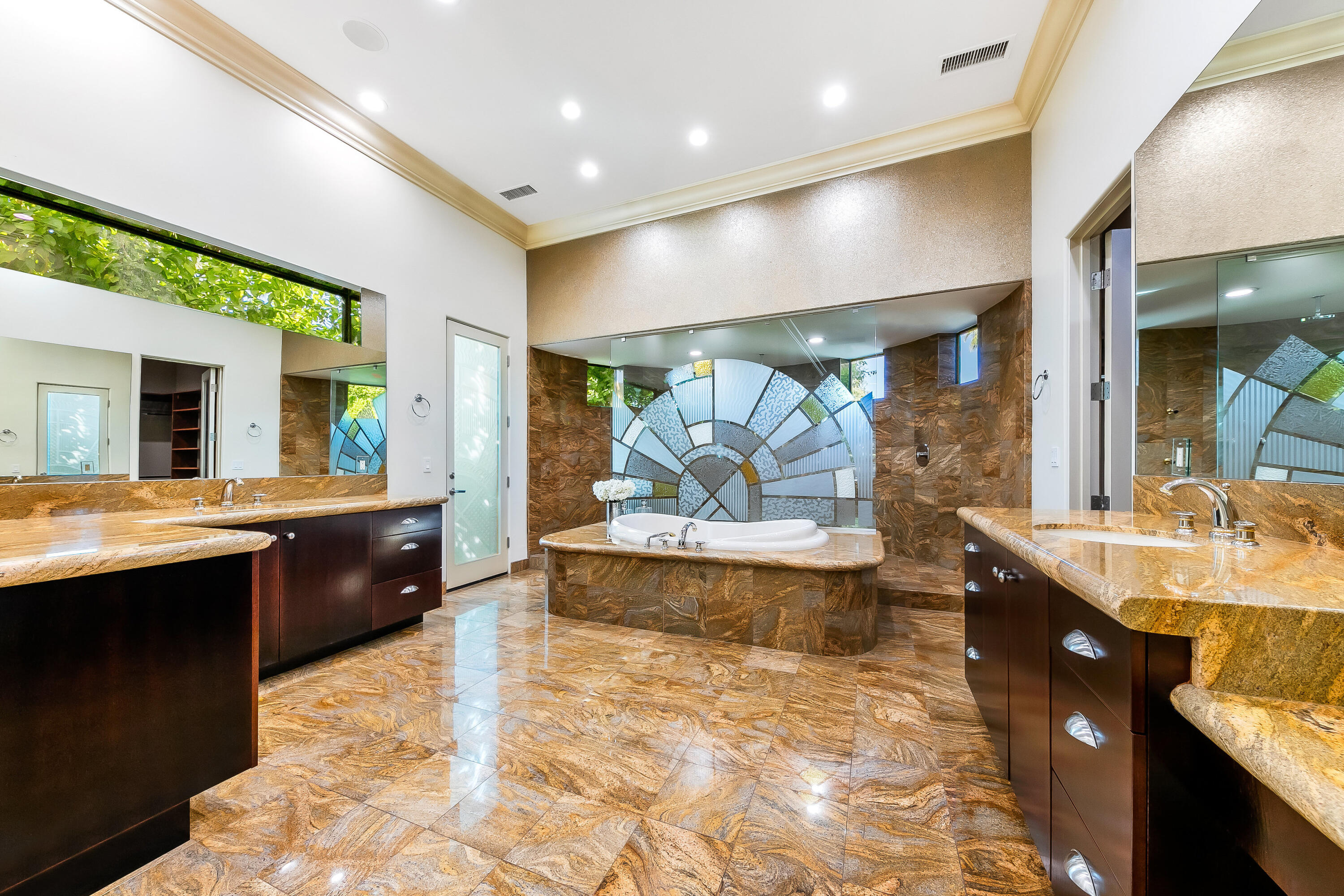15 Sun Ridge Circle Rancho Mirage, CA 92270 - Photo 33 of 53 a large bathroom with a large tub and sink