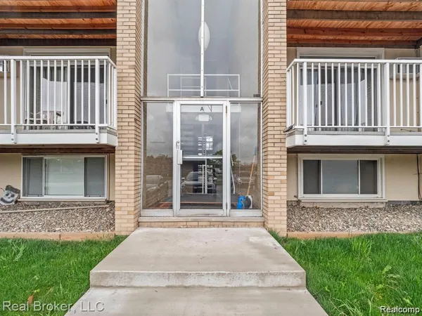 $1,250 | 4905 Crooks Road, Unit A5, Royal Oak, MI 48073