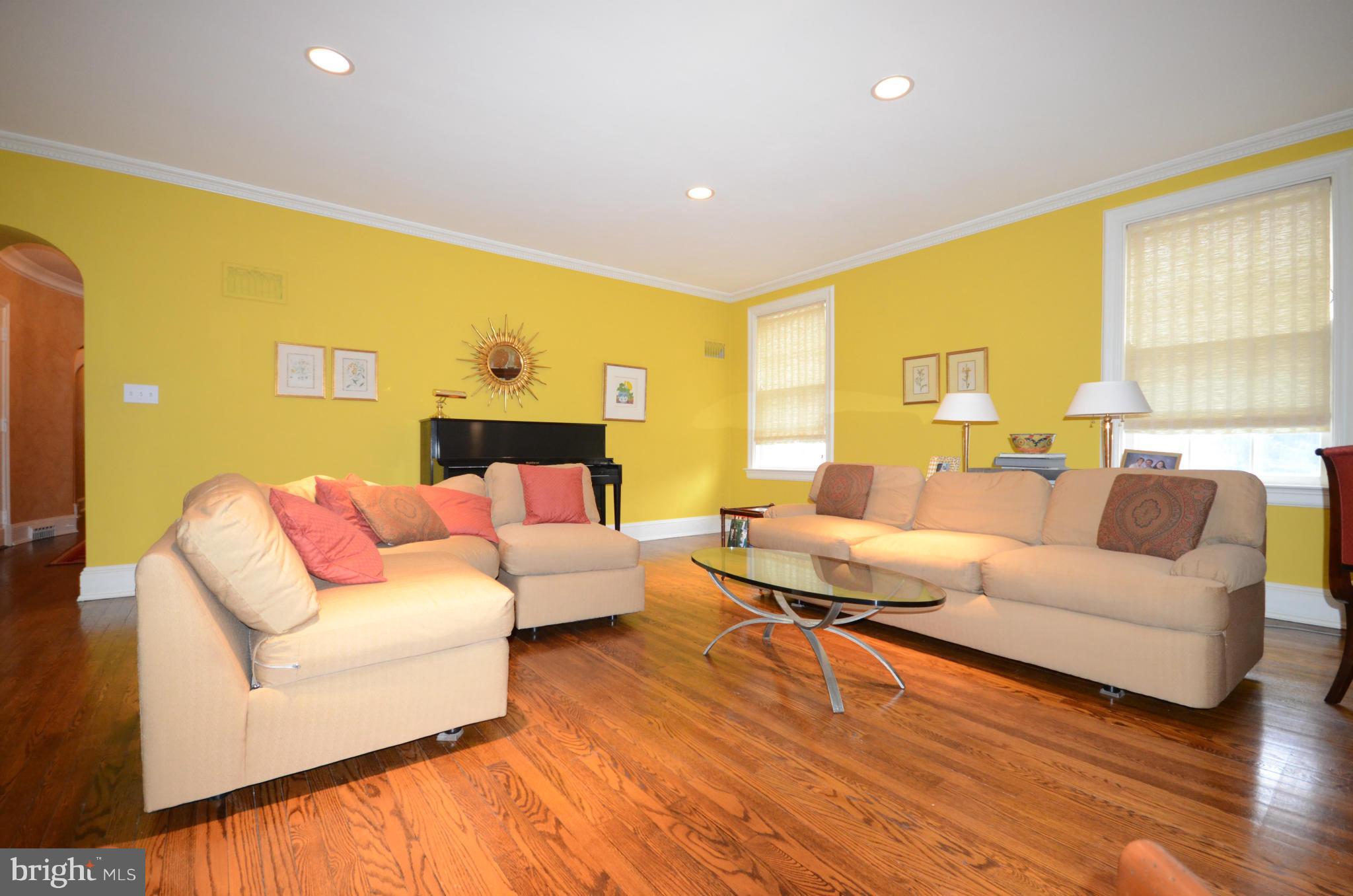 3505 Southvale Road Baltimore, MD 21208 - Photo 4 of 30 Living Room