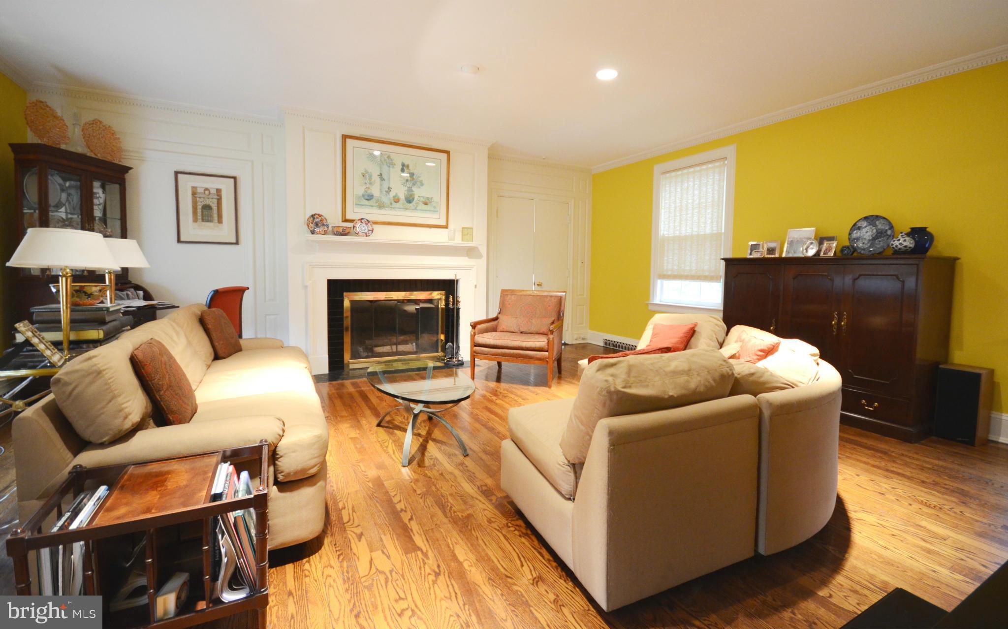 3505 Southvale Road Baltimore, MD 21208 - Photo 5 of 30 Living Room
