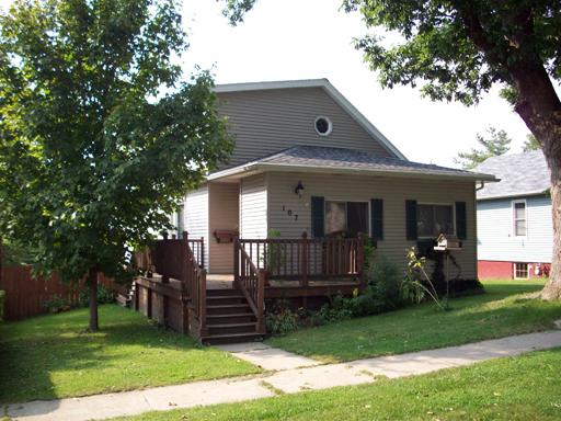 a view of house with a yard