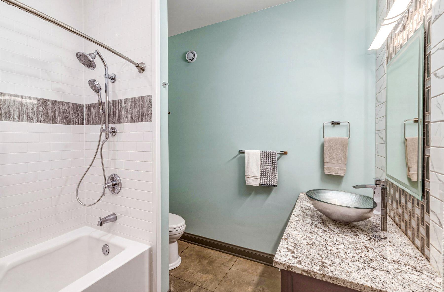 904 East Pearson Street, Unit 501 Milwaukee, WI 53202 - Photo 14 of 31 Primary Ensuite Bath