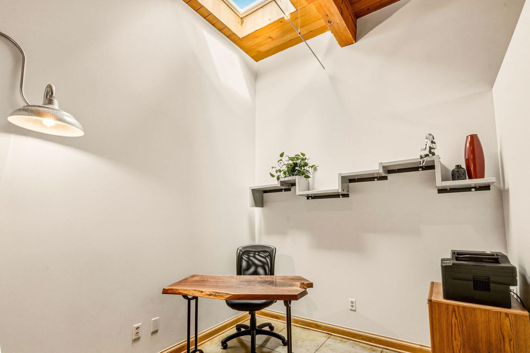 904 East Pearson Street, Unit 501 Milwaukee, WI 53202 - Photo 18 of 31 Versatile Den or 3rd Bedroom