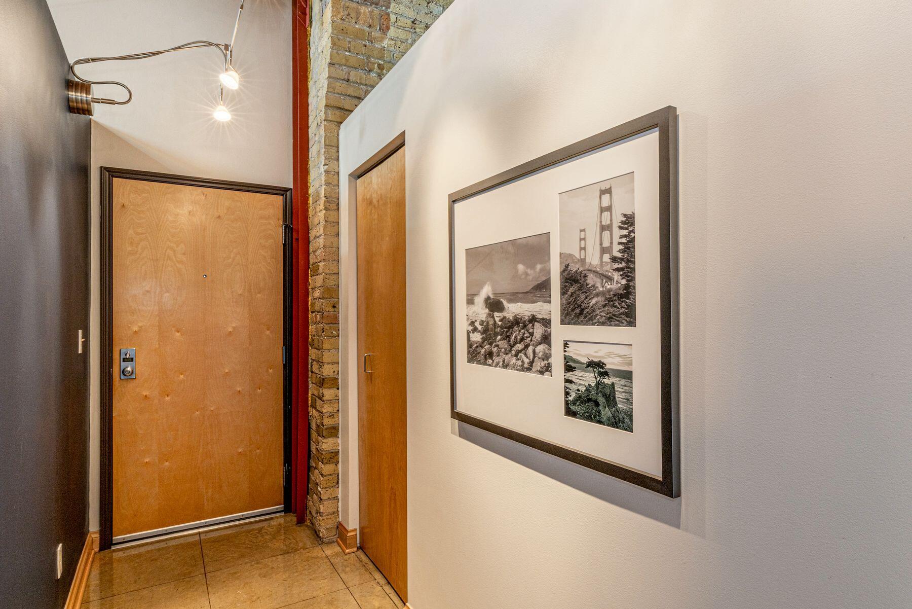 904 East Pearson Street, Unit 501 Milwaukee, WI 53202 - Photo 20 of 31 Foyer