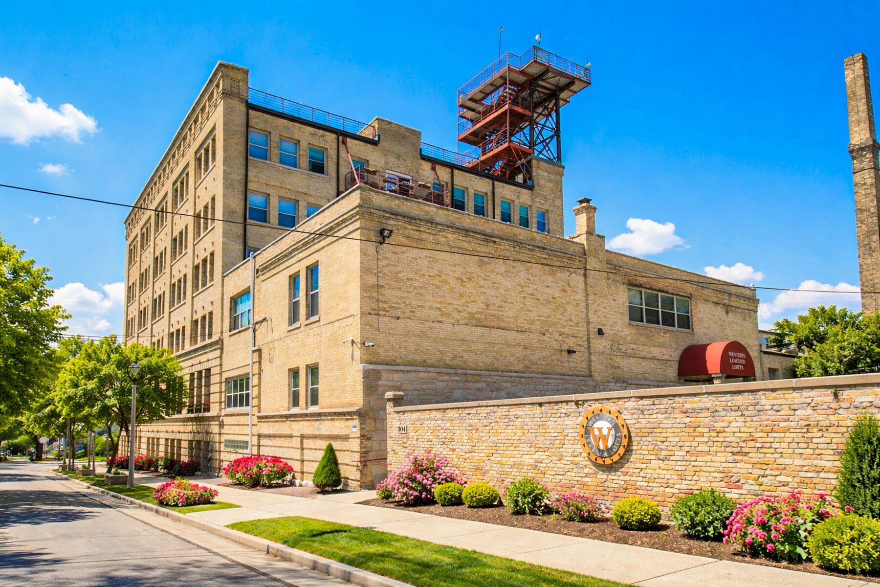 904 East Pearson Street, Unit 501 Milwaukee, WI 53202 - Photo 26 of 31 View of Building