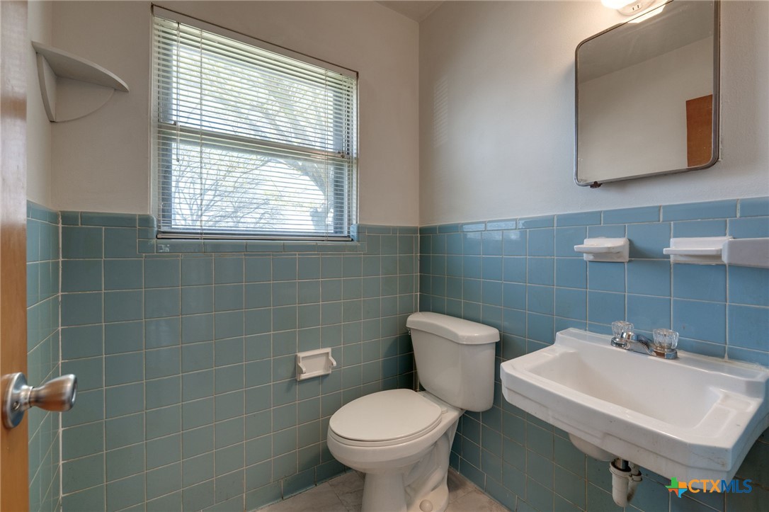 416 Cardinal Avenue Killeen, TX 76541 - Photo 11 of 18 a bathroom with a toilet sink and mirror