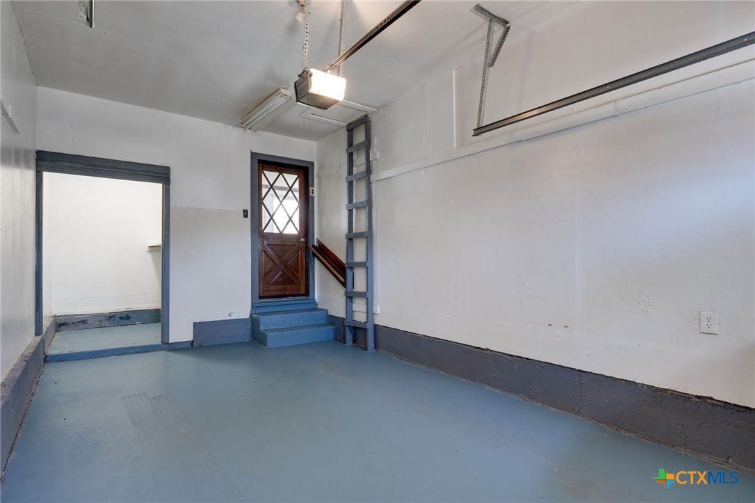 416 Cardinal Avenue Killeen, TX 76541 - Photo 13 of 18 an empty room with windows