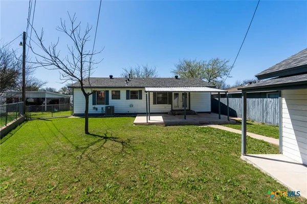 a view of a house with a backyard