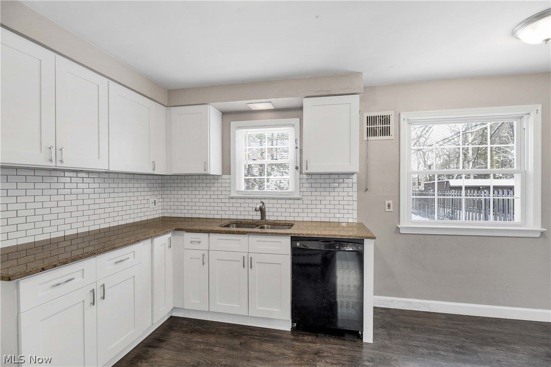 3537 Radcliffe Road Cleveland, OH 44121 - Photo 14 of 27