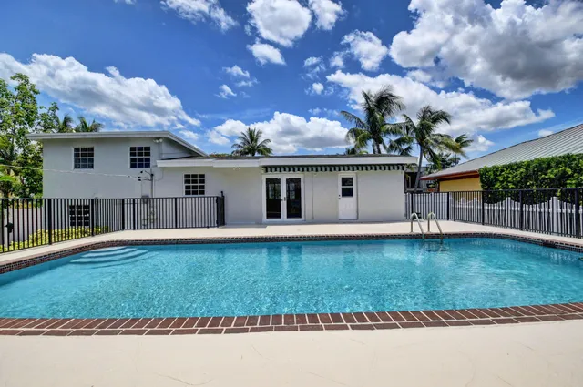 a view of a house with backyard and a garden