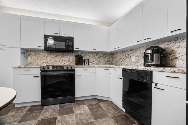 a view of a livingroom with furniture and a livingroom