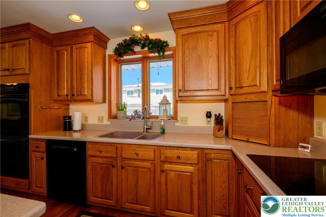 4487 Memphis Road Whitehall, PA 18052 - Photo 4 of 47