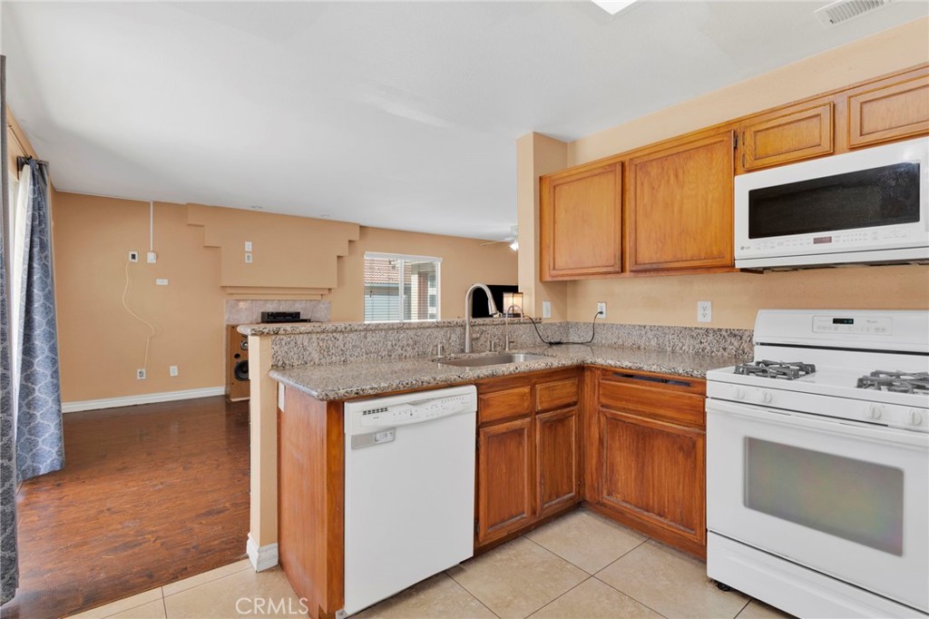 13194 Cardinal Road Victorville, CA 92392 - Photo 27 of 64 Kitchen