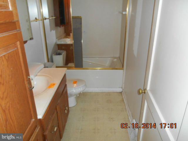 926 Martin Road Baltimore, MD 21221 - Photo 12 of 15 a bathroom with a bathtub
