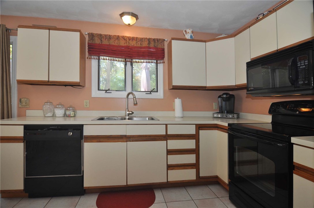79 West Log Bridge Road Coventry, RI 02816 - Photo 4 of 31