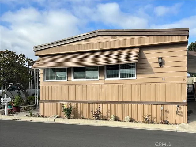a view of a house with a small yard