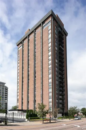 $225,000 | 200 South Brentwood Boulevard, Unit 13F, Clayton, MO 63105
