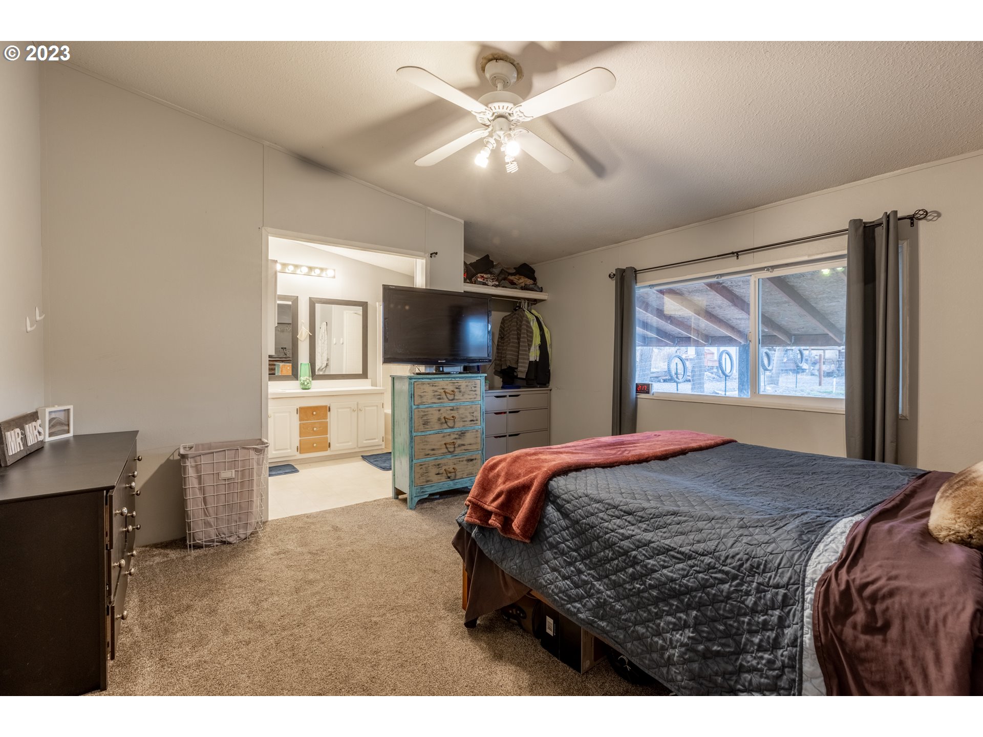 78390 Agnew Road Hermiston, OR 97838 - Photo 24 of 27 a bedroom with a bed and a television