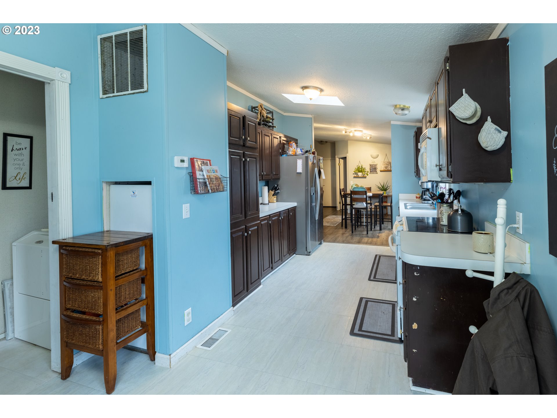 78390 Agnew Road Hermiston, OR 97838 - Photo 4 of 27 a living room with furniture and a large mirror