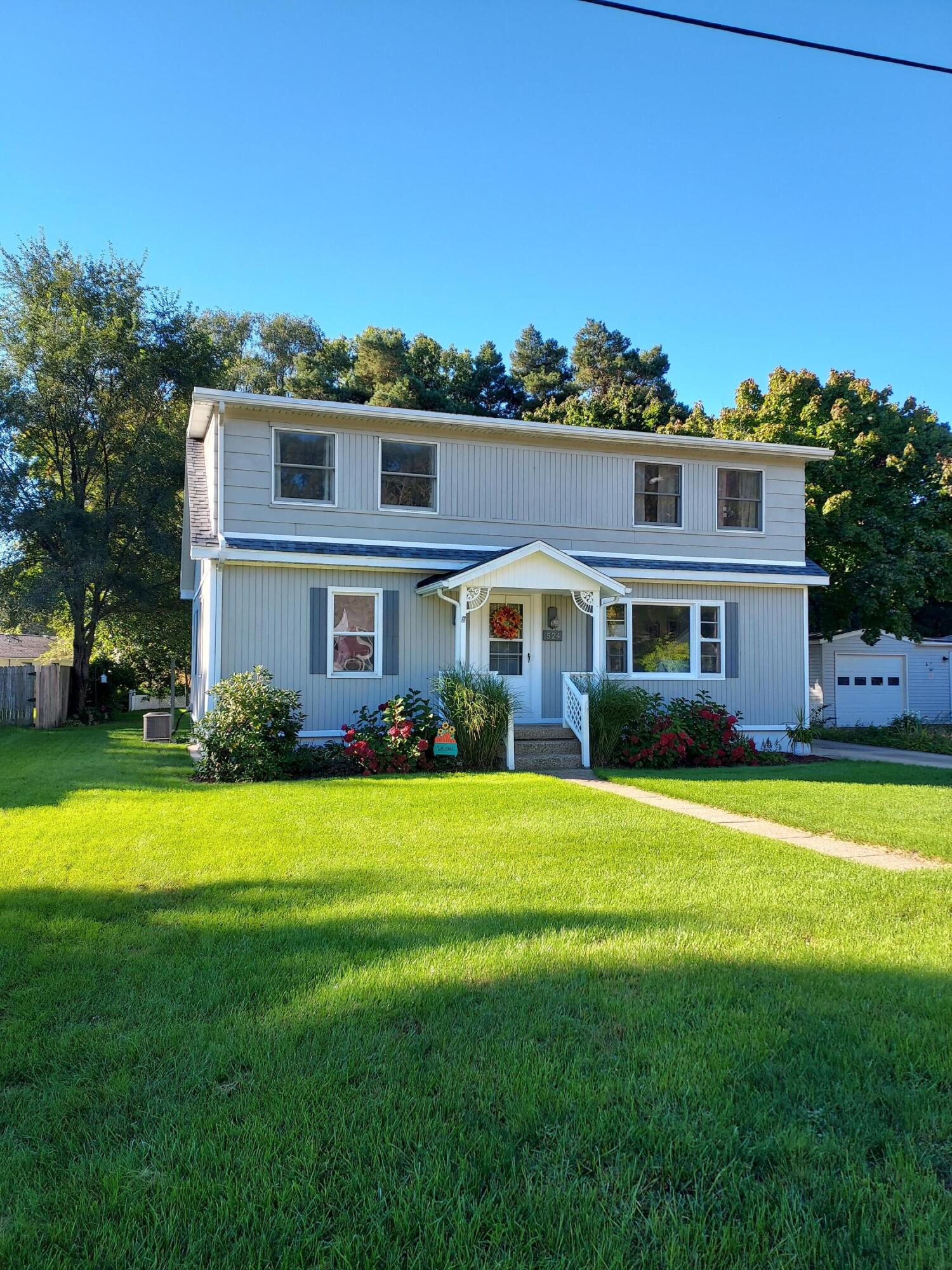 524 Grandview Avenue Spring Lake, MI 49456 - Photo 2 of 34 20220930_100521