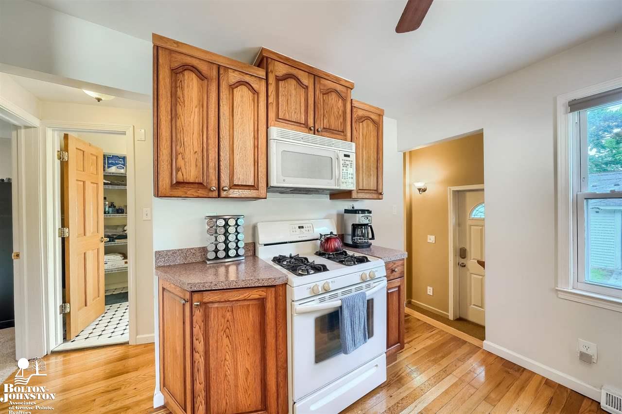2110 Roslyn Road Grosse Pointe Woods, MI 48236 - Photo 11 of 30