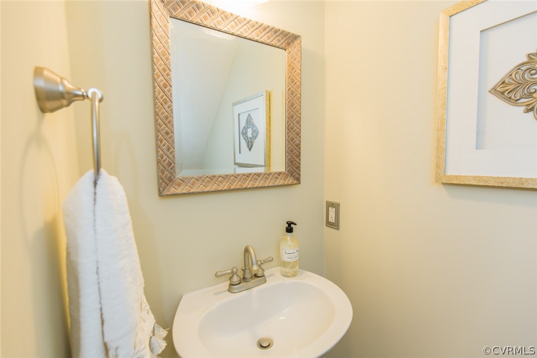 7157 Hughes Road Sandston, VA 23150 - Photo 20 of 47 Front Foyer/Hallway, Half Bath.