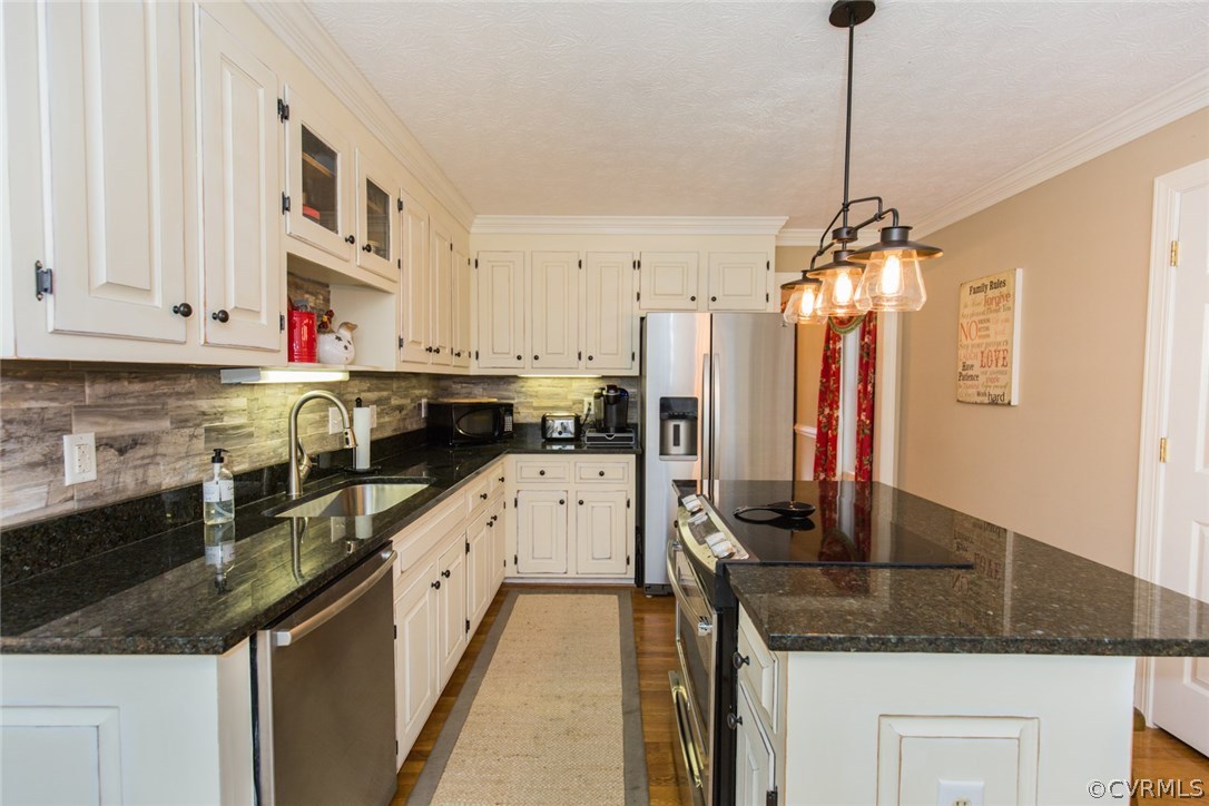 7157 Hughes Road Sandston, VA 23150 - Photo 24 of 47 Kitchen with all the bells and whistles. Open flow