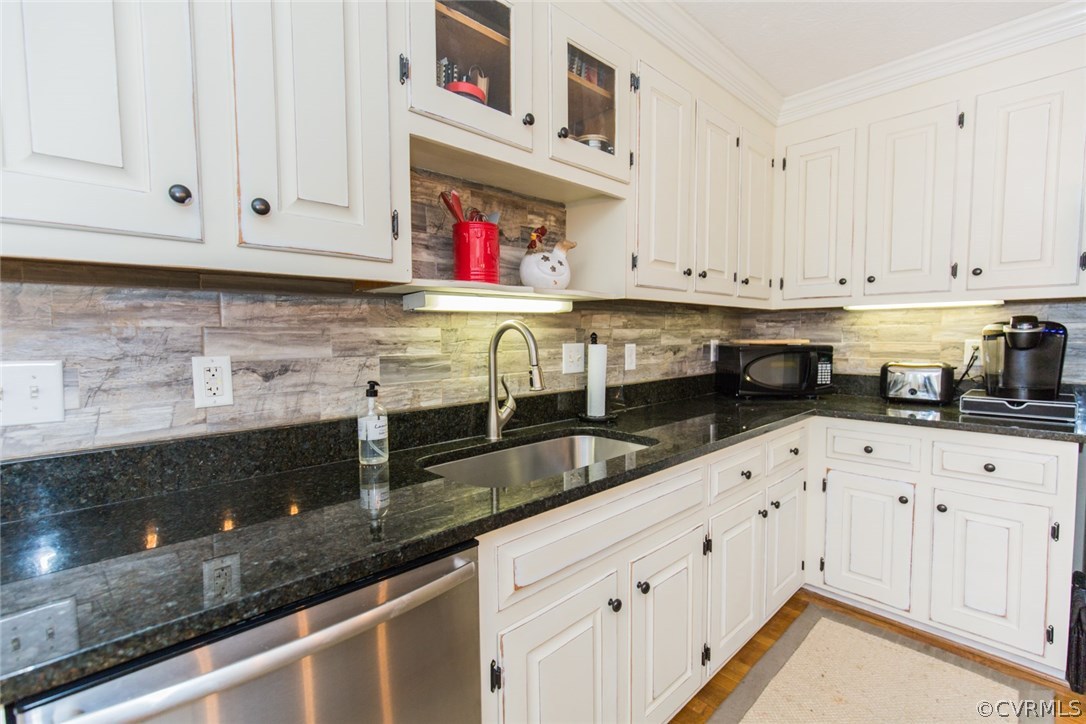 7157 Hughes Road Sandston, VA 23150 - Photo 28 of 47 Kitchen. Look at that beautiful Granite and Tone-o