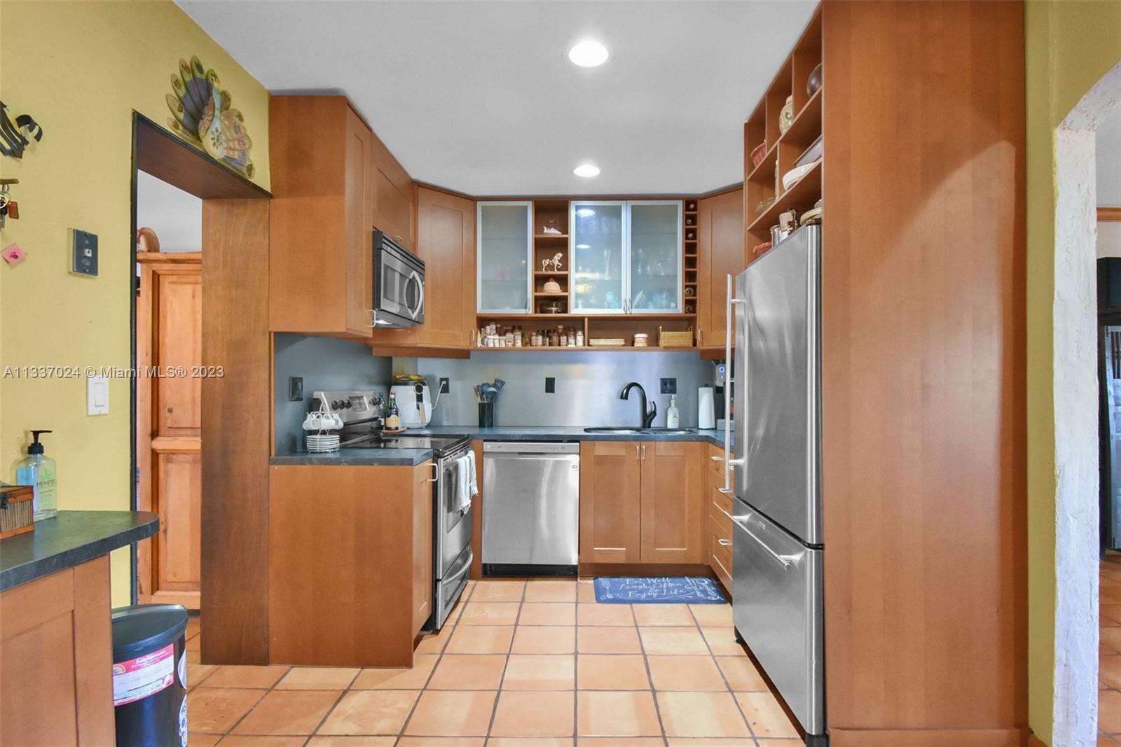 917 North 31st Road Hollywood, FL 33021 - Photo 8 of 31 Gallery Image 8