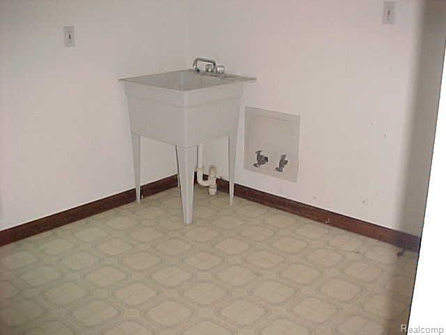 3270 Devondale Road Rochester, MI 48309 - Photo 12 of 25 laundry room