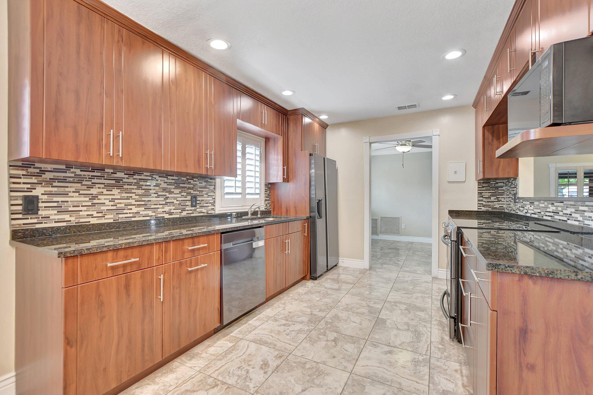9032 Southwest 1st Street Boca Raton, FL 33428 - Photo 15 of 37 18-web-or-mls-DSC_1201