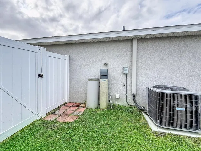 $2,400 | 6945 Gideon Circle, Zephyrhills, FL 33541