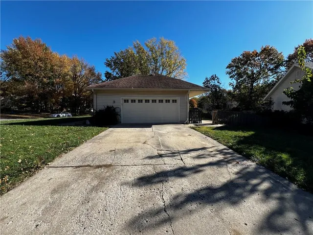 $249,900 | 2106 Southwest Still Meadows Lane, Blue Springs, MO 64015