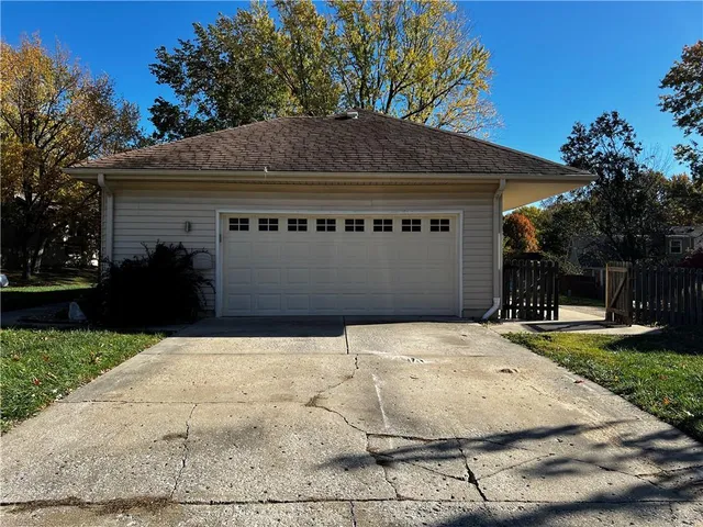 $249,900 | 2106 Southwest Still Meadows Lane, Blue Springs, MO 64015