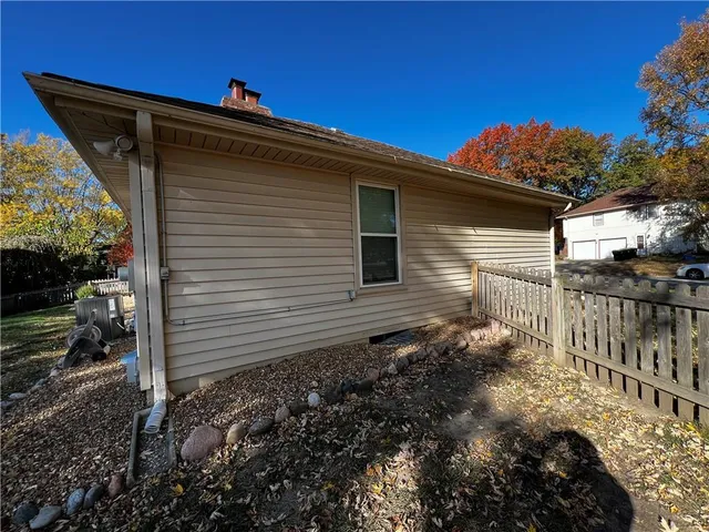 $249,900 | 2106 Southwest Still Meadows Lane, Blue Springs, MO 64015