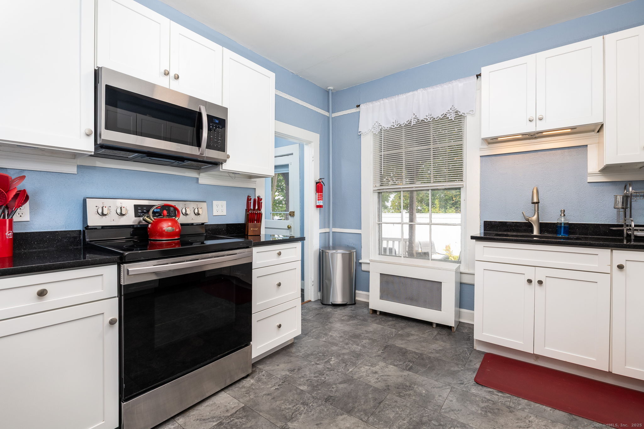 8 Pearl Street Groton, CT 06355 - Photo 12 of 40