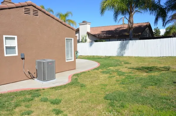a view of a house with backyard