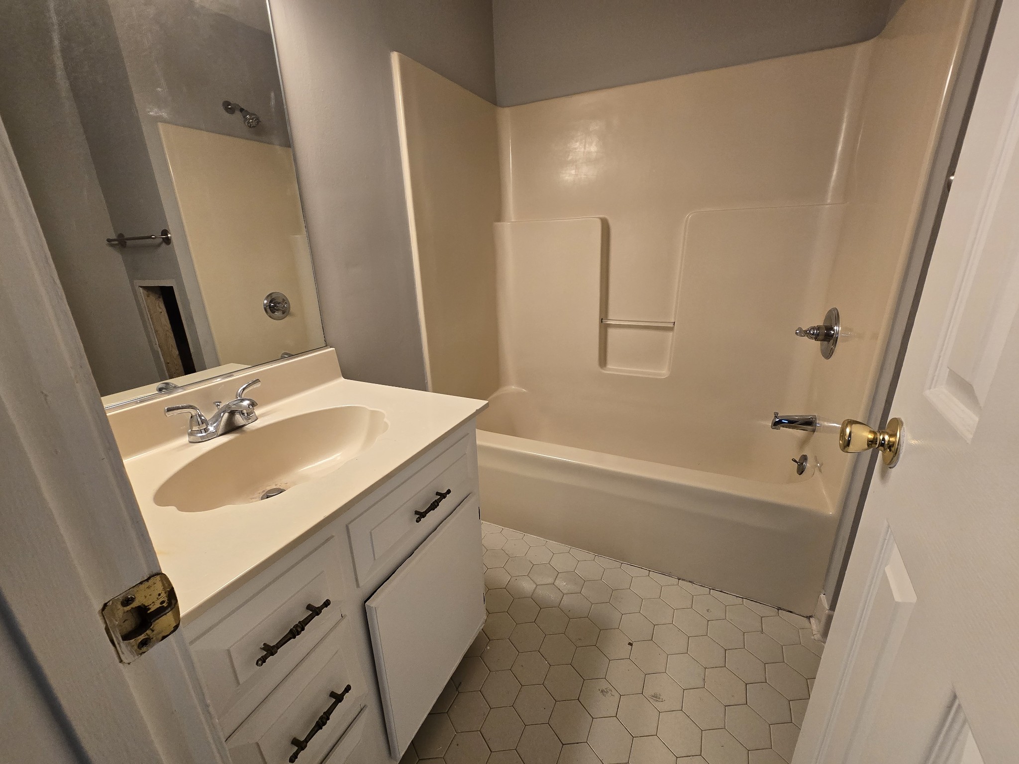 224 Hunter Drive Columbia, TN 38401 - Photo 9 of 13 a bathroom with a sink a tub and a mirror