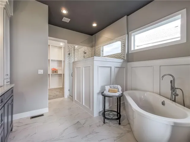 $2,058,900 | 15915 Glenfinnan Way, Belton, MO 64012