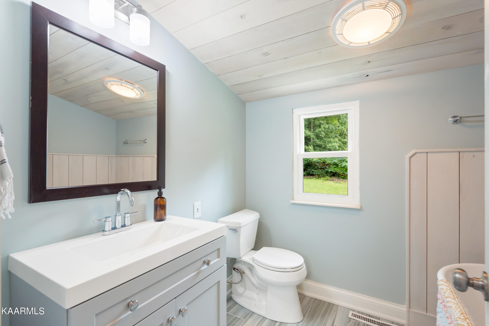 6034 Pleasant Ridge Road Knoxville, TN 37912 - Photo 23 of 40 a bathroom with a toilet sink and mirror