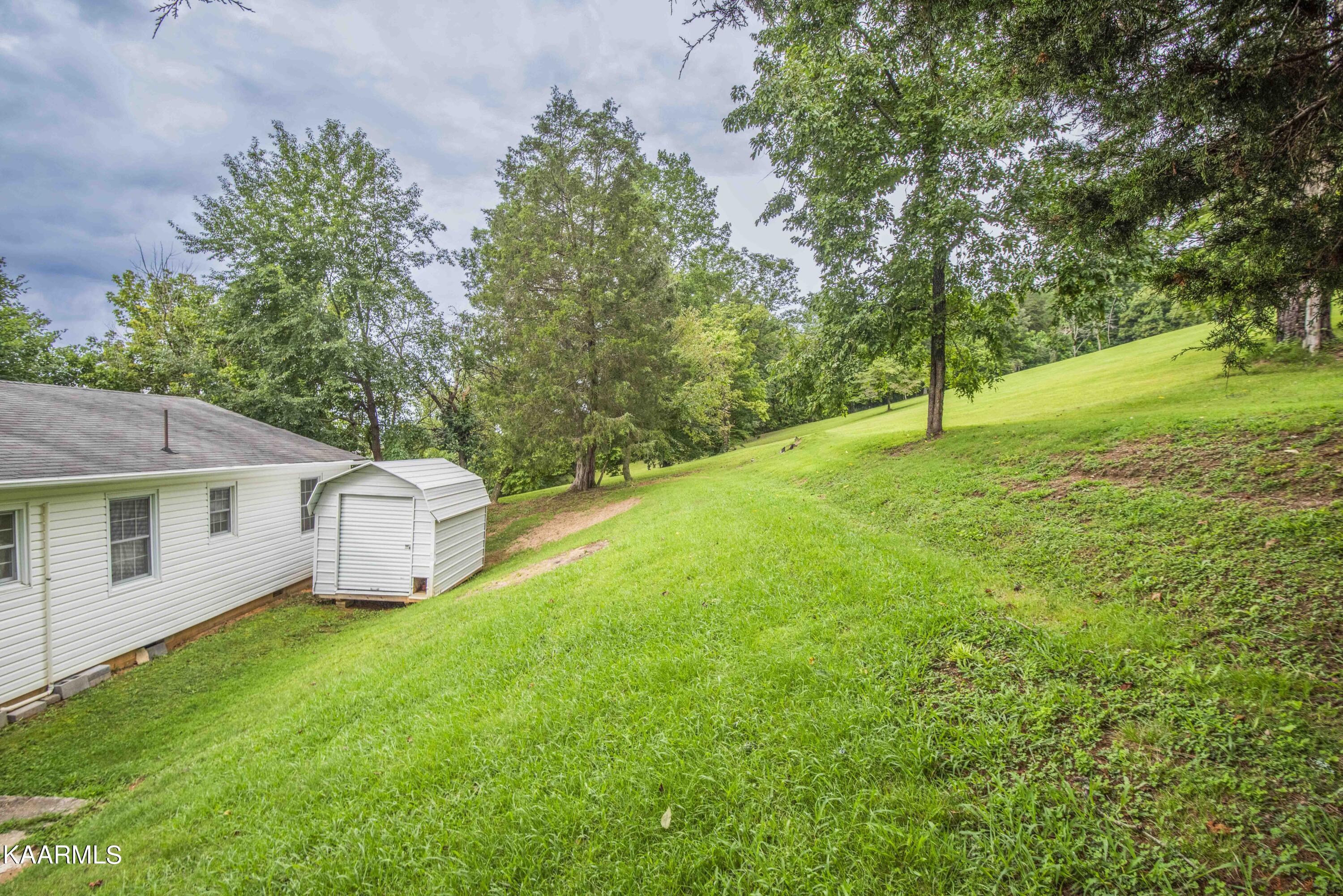 109 Spring Street Maynardville, TN 37807 - Photo 10 of 35 95A50373-828A-4066-AB82-7FCAECF8A2B0