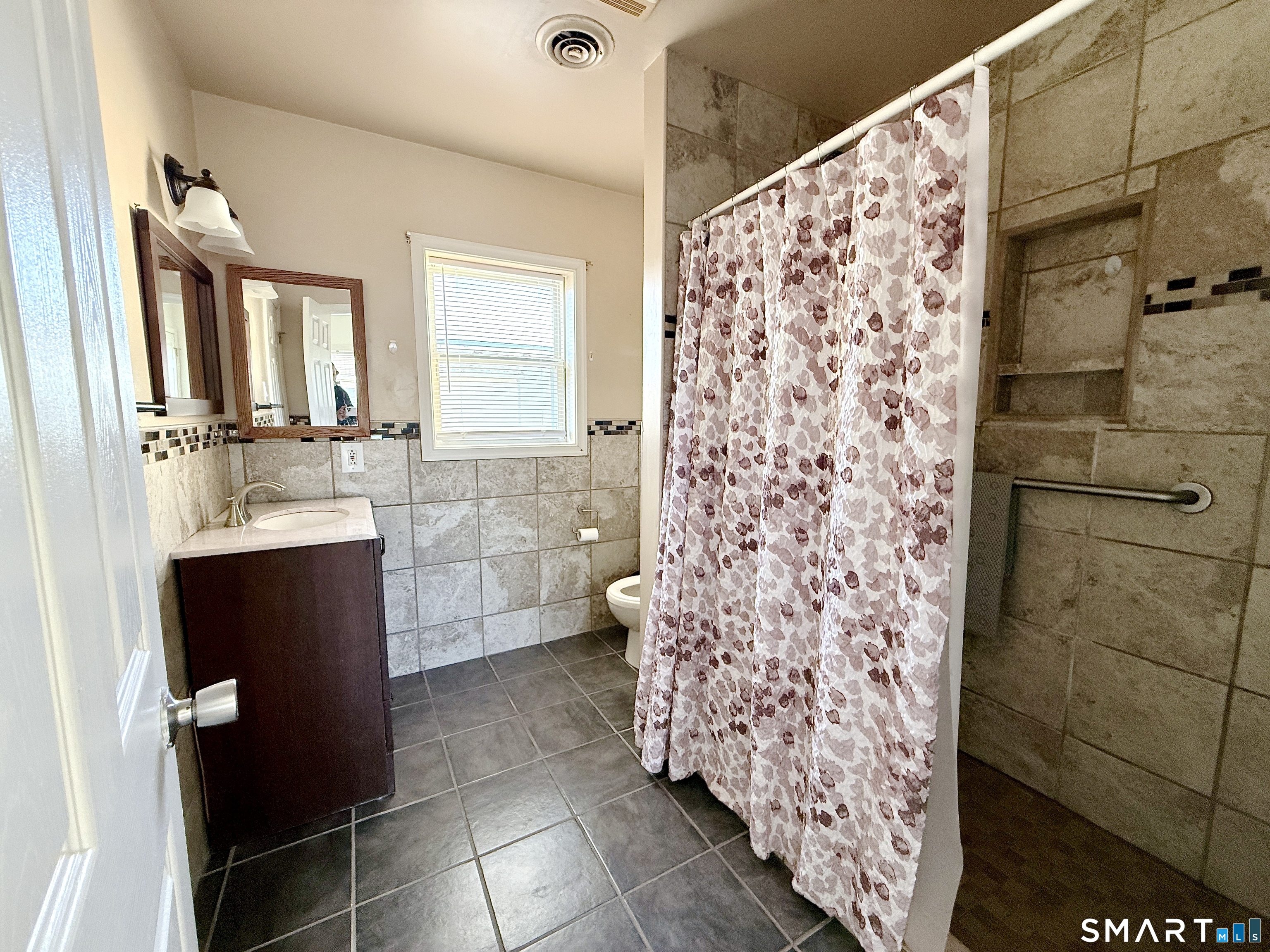 209 Hamilton Street Bridgeport, CT 06608 - Photo 12 of 18 Full Bath