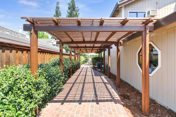 $719,900 | 7916 Laurelridge Court, Fair Oaks, CA 95628