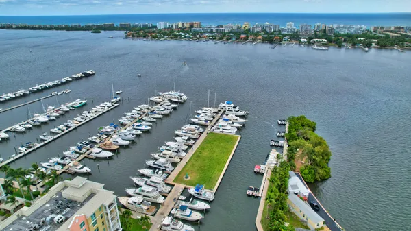 $2,700 | 802 West Windward Way, Unit 304, Lantana, FL 33462