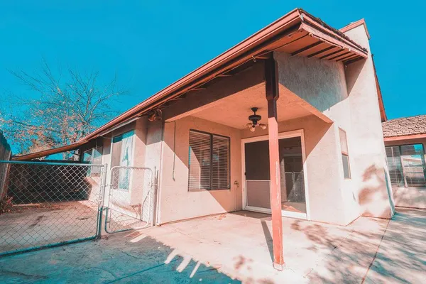 a view of house with a yard
