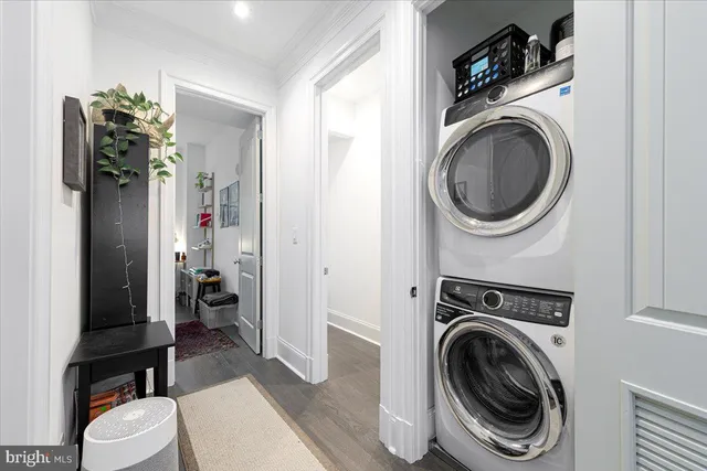 a view of a bedroom with washer and dryer